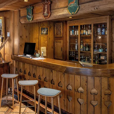 Au Coin Du Feu Hotel 4*